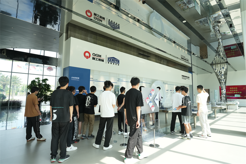 Trường Đại học Nghề Liming đến thăm Công ty TNHH Máy móc Quangong Phúc Kiến để tìm hiểu chương trình phát triển việc làm.