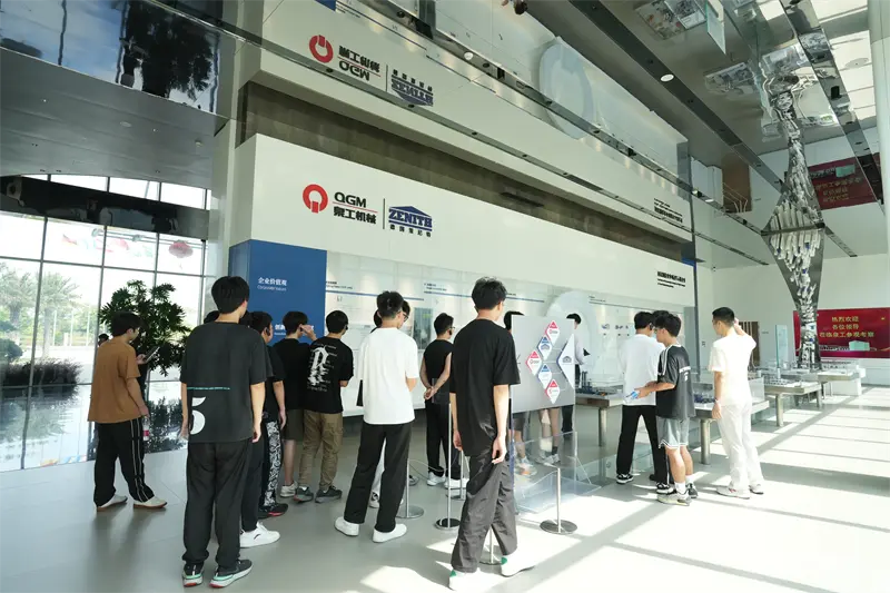 Trường Đại học Nghề Liming đến thăm Công ty TNHH Máy móc Quangong Phúc Kiến để tìm hiểu chương trình phát triển việc làm.