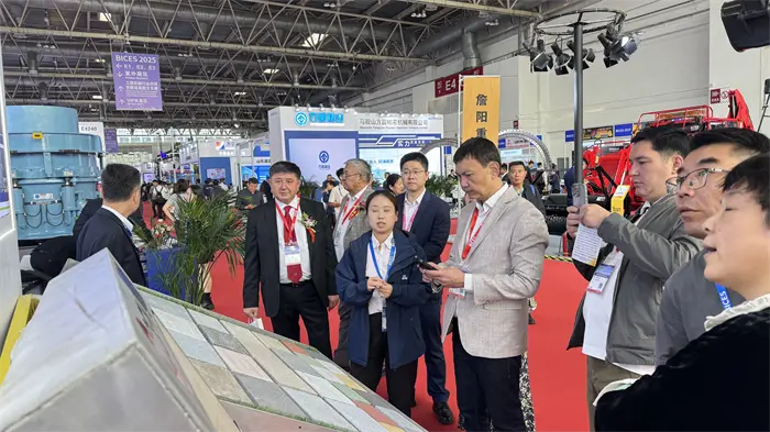 Mùa thu vàng hội tụ bàn sản xuất thông minh, sức mạnh của Quangong tạo nên sự chói sáng