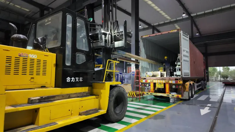 Những con tàu khổng lồ mang lại niềm tin và thiết bị được sản xuất thông minh đang hướng tới các điểm đến trên toàn thế giới.