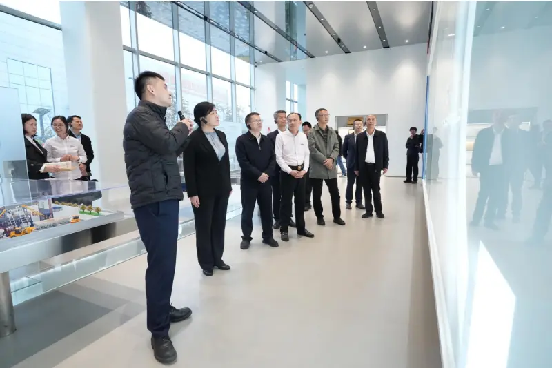 Ông Liu Min, Phó Cục trưởng Cục Kinh tế tư nhân thuộc Ủy ban Cải cách và Phát triển Quốc gia (NDRC) cùng phái đoàn đã đến thăm Công ty TNHH Máy móc Quangong để thị sát và nghiên cứu.